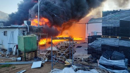 اندلاع حريق هائل في مخازن بمنطقة الاغوار